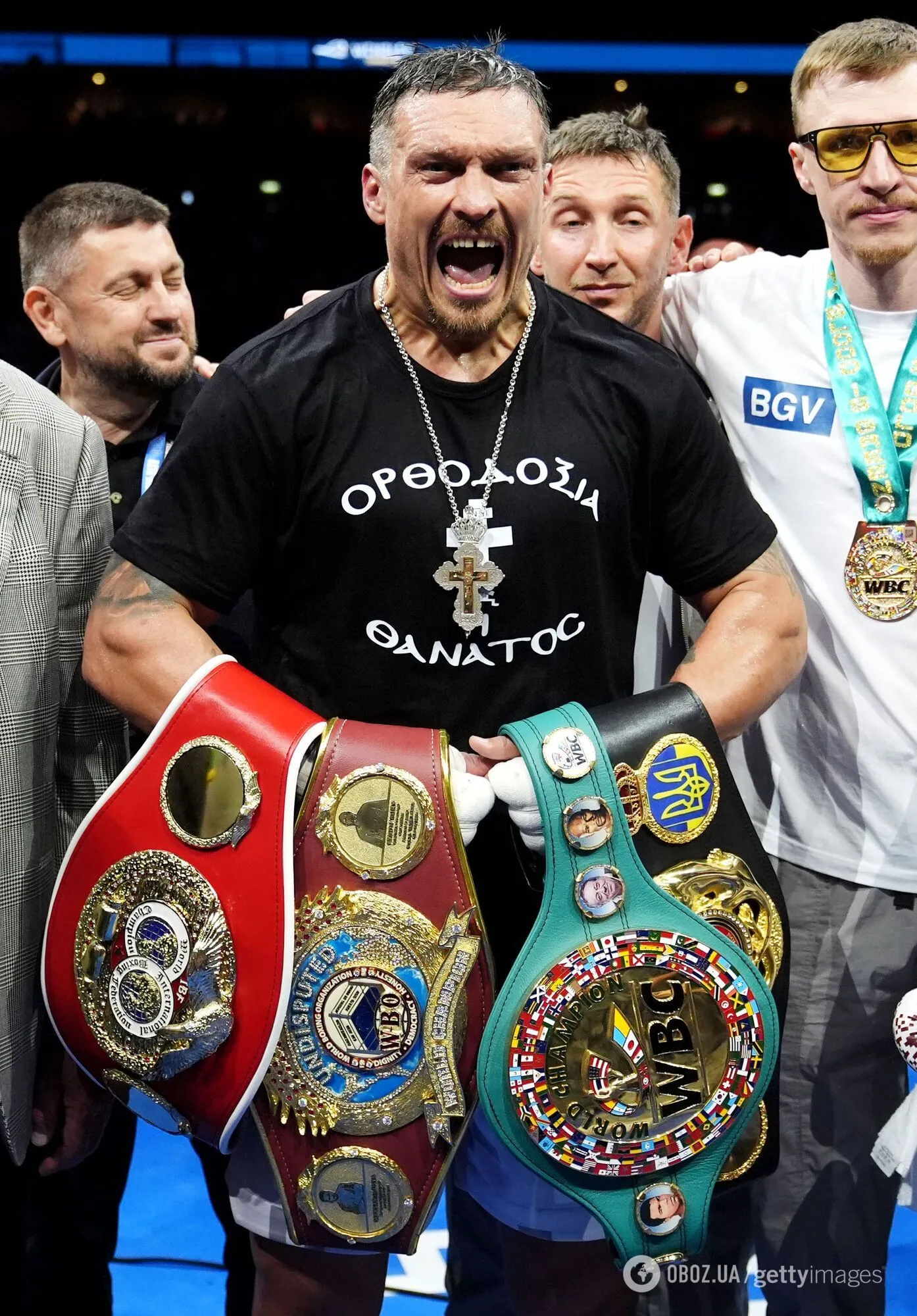 Олександр Усик із чемпіонськими поясами