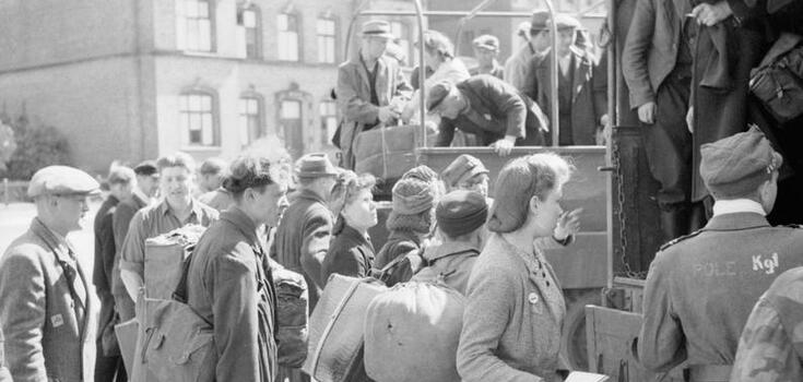 Репатріація після закінчення Другої світової війни. На знімку польські громадяни, які сідають у вантажівки для переміщення до національного табору репатріації.