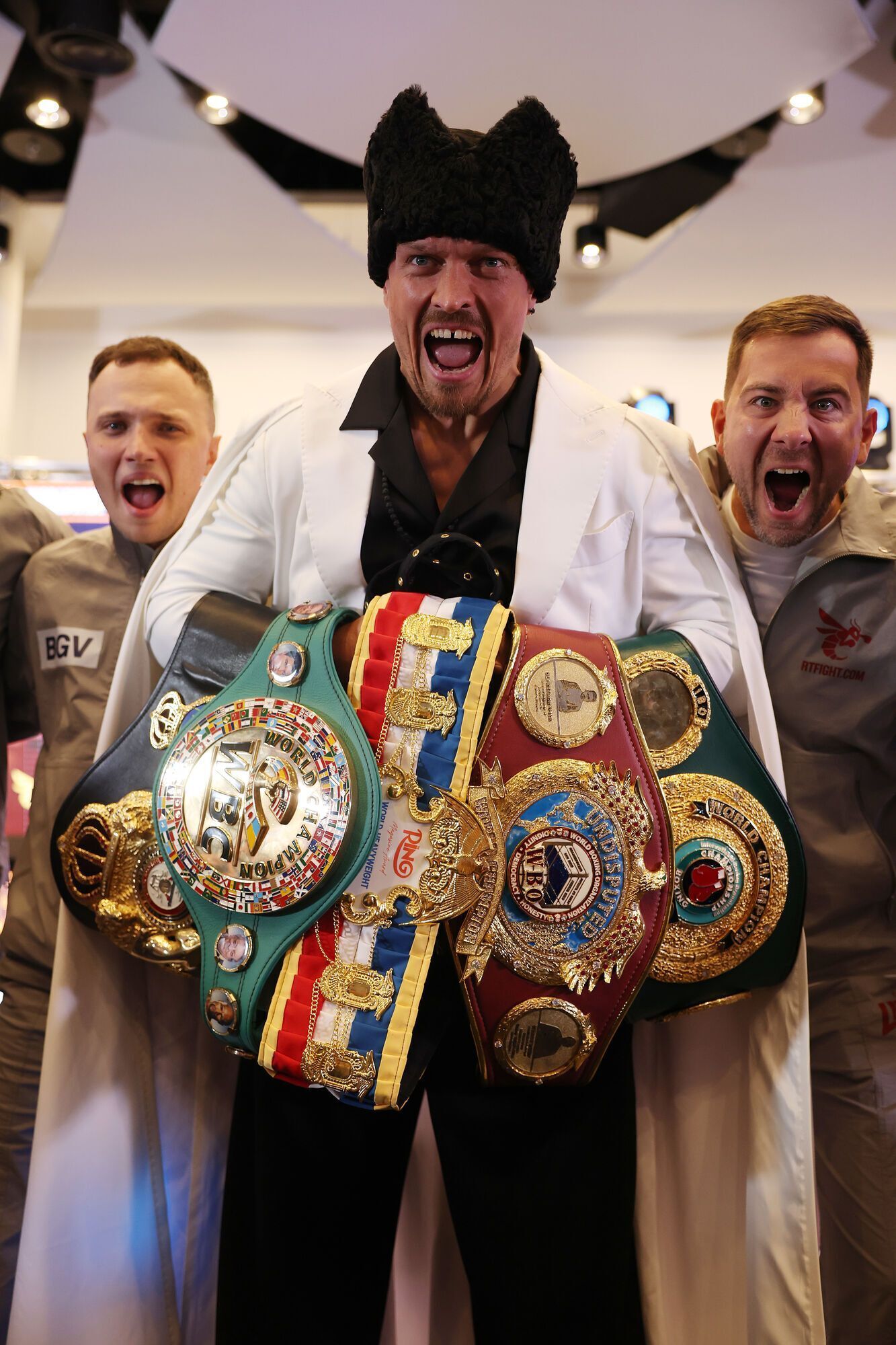 Олександр Усик з чемпіонськими поясами