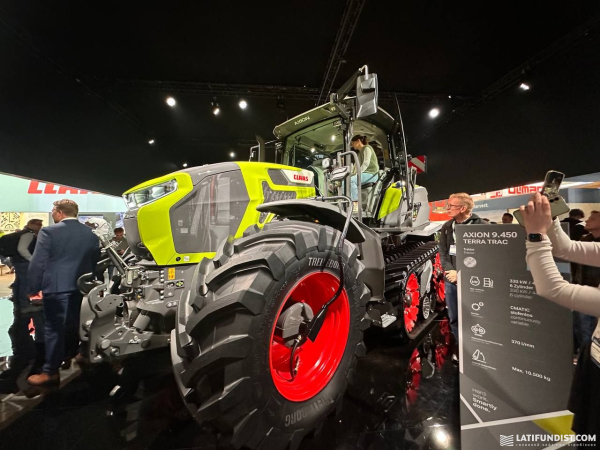 CLAAS AXION 9