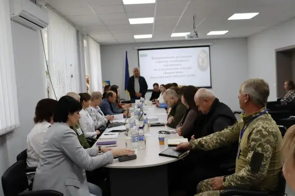 Учасники зустрічі обговорюють питання ветеранської політики