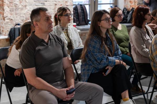 У Дніпрі презентували антологію «Кримський інжир. Bizimkiler»