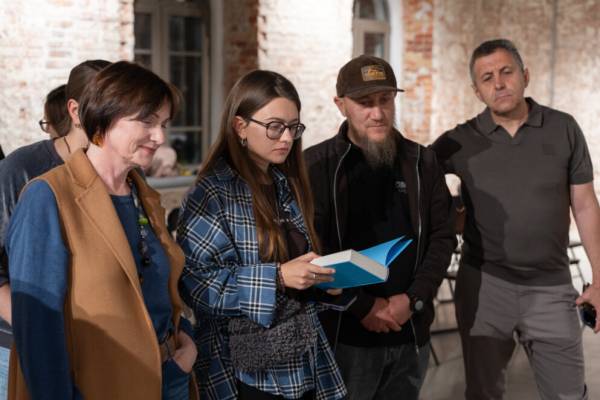 Кримський інжир: у Дніпрі презентували антологію «Bizimkiler»