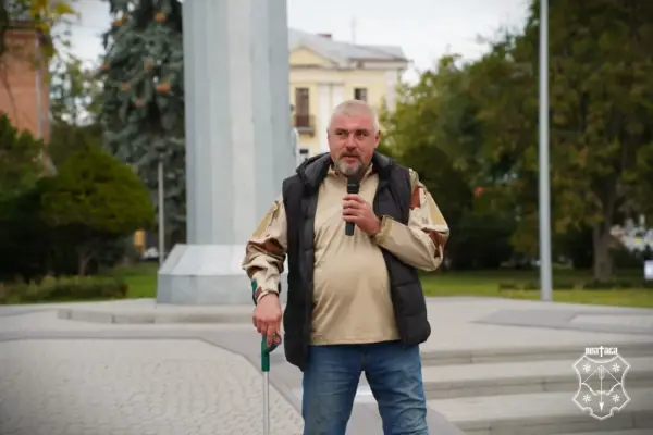 Чоловік говорить у мікрофон