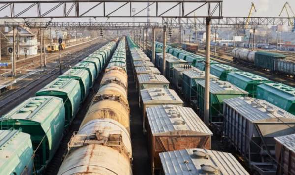 Зернові потоки з України переорієнтовуються: порти Одеси втрачають половину вантажів