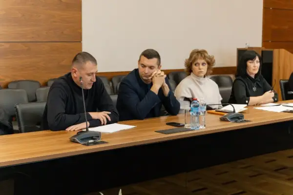 люди за столом у залі засідань